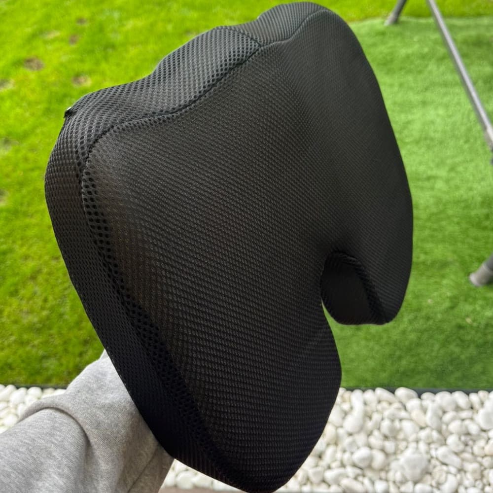 The cushion held up, showing its 6 cm memory foam depth